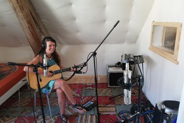 La chanteuse a enregistré son album au studio Phoebus à Maîche.