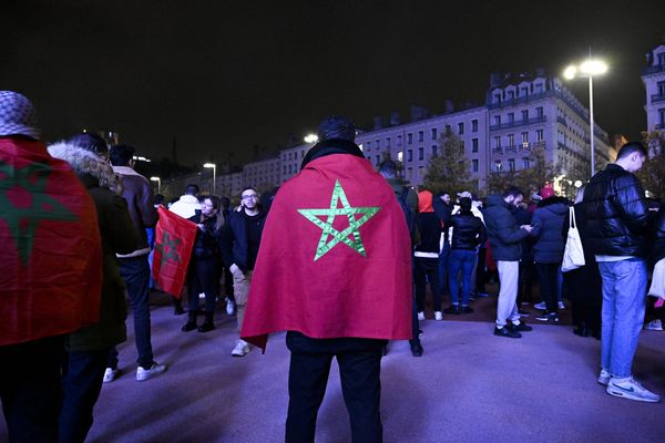 Des fans de l'équipe du Maroc fêtent la victoire face à l'Espagne en huitièmes de finale de la Coupe du monde 2022.