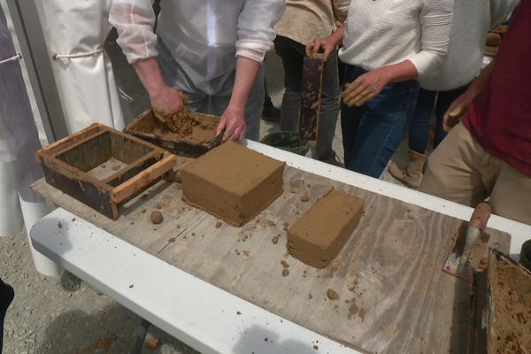 Démonstration de fabrication de briques en terre crue