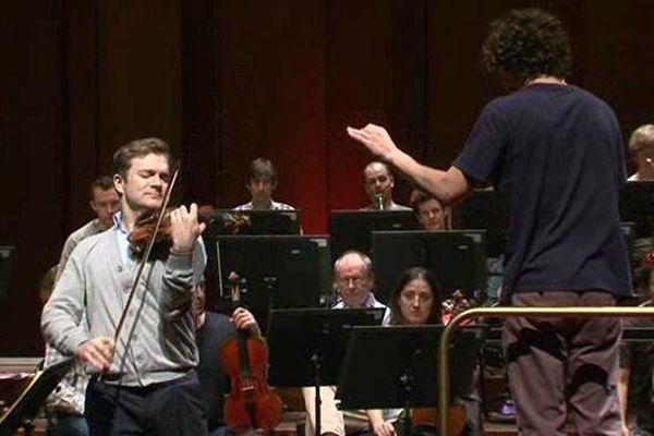 Le violoniste Renaud Capucon avec l'orchestre "le Scottish Chamber Orchestra