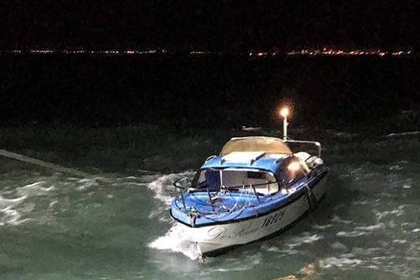 Un bateau secouru dans la Manche le 30 décembre 2019. Cette nuit-là, 19 personnes ont été interceptées alors qu'elles tentaient de rejoindre le Royaume-Uni, selon les autorités. 