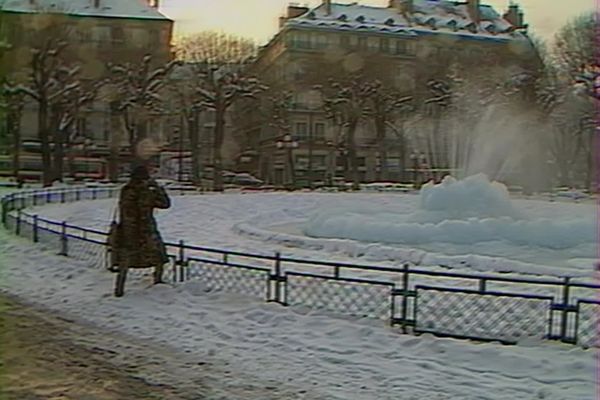 La fontaine de la place Victor Hugo, à Grenoble (Isère), avait gelé à l'hiver 1985.