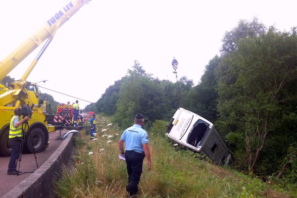 Le car britannique s'est couché sur le bas côté de l'autoroute A39 dans le Jura