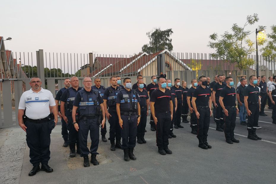 Policier Tué Au Mans : 200 Personnes Devant Le Commissariat Pour Une ...