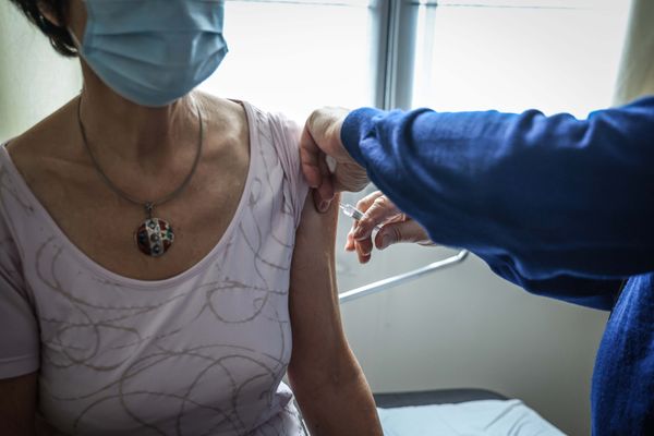 Les plus de 70 ans sans comorbidité sont désormais éligibles à la vaccination contre la covid-19