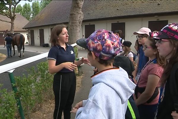 A Deauville, les enfants du Secours populaire se sont familiarisés avec l'univers de l'hippodrome vendredi 2 août 2019.