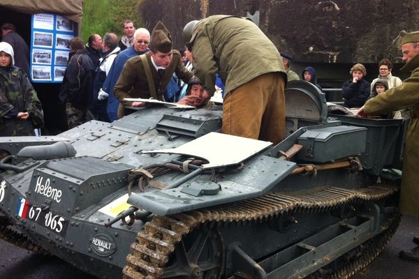 Le rassemblement compte de nombreux véhicules de guerre.