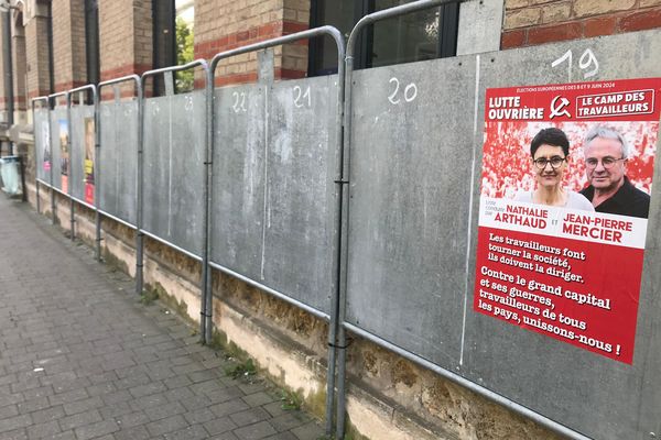 Dans le quartier de Clairmarais, à Reims, seules quelques affiches étaient collées, mardi 4 juin.