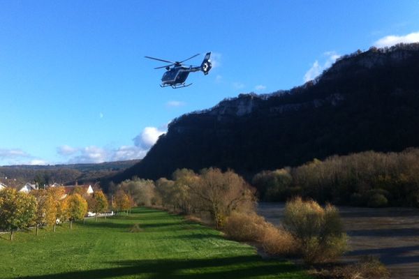 L'hélicoptère survole le Doubs à Baume-les-Dames 