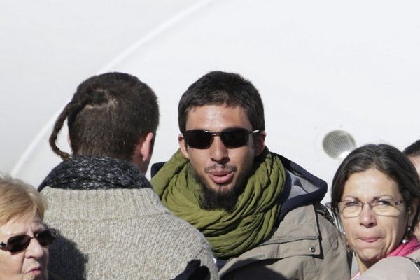 Pierre Legrand à son arrivée à Villacoublay avec sa mère Pascale Robert