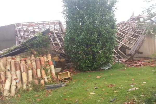 Le toit d'un hangar effondré