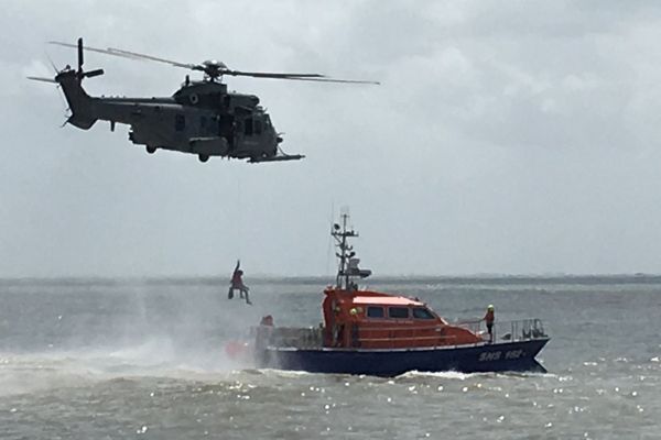 Exercice d’hélitreuillage au large de Royan. 