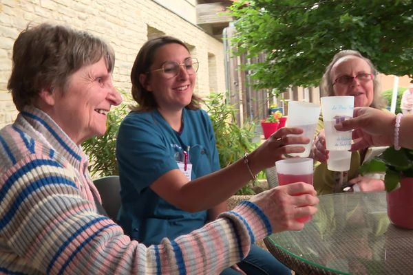 Au Cabanon de Saint-Jean, le bar participatif de leur Ehpad de Saint-Jean-de-Sauve, dans la Vienne, les résidents trinquent sur la terrasse du jardin, début juin 2024.