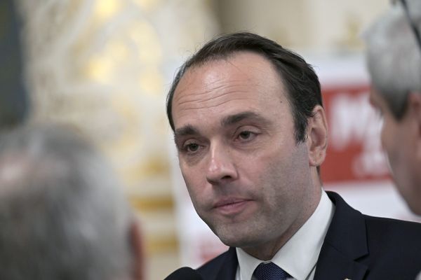 Pour le maire de Bron, Jérémie Bréaud, la baisse des dotations de l'État, très critiquée par les élus locaux, est justifiée.