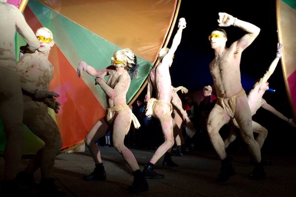 Les Roues de couleurs, technoprocession de la Comagnie Off, ont animé la nuit amiènoise. 