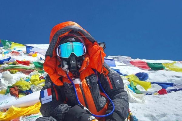 Fabienne Sicot-Personnic sur le toit du monde : cette infirmière de Montpellier est montée en haut de l'Everest, malgré les deux maladies dégénératives dont elle est atteinte.