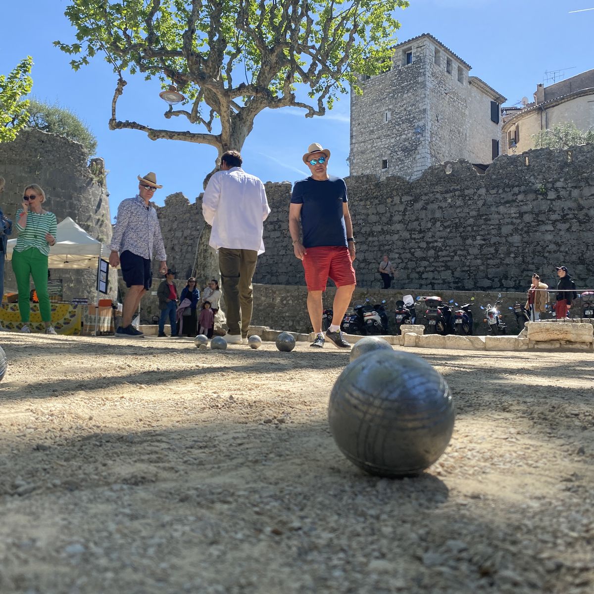 Jouer à la pétanque de nuit ? C'est possible, grâce à ce cochonnet