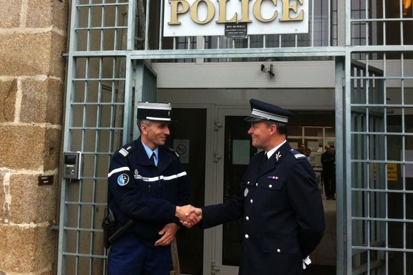 La passation de pouvoir entre le commandant Urvoas (police) et le commandant Catroux (gendarmerie).