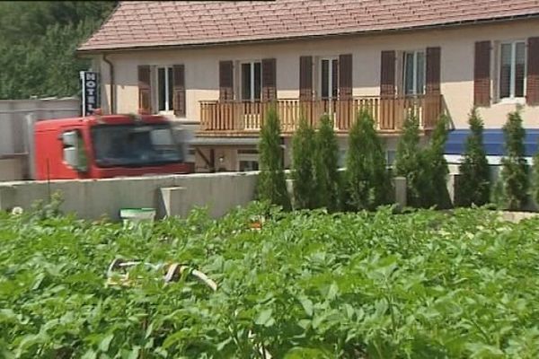 Jougne : les camions frôlent le mur et quelques fois rentrent dans le jardin