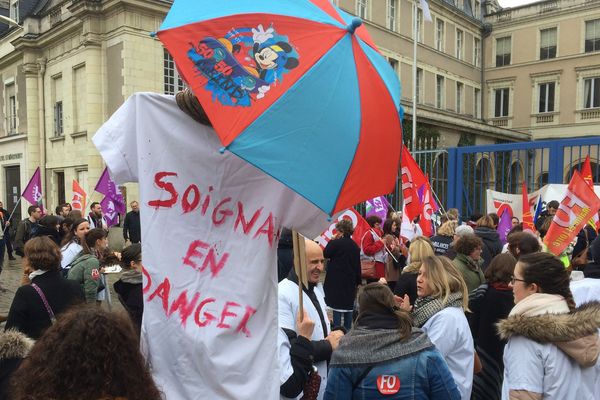 Ce vendredi, le personnel du CHU d'Angers manifestait devant la préfecture, où la direction avait choisi de délocaliser son conseil de surveillance.