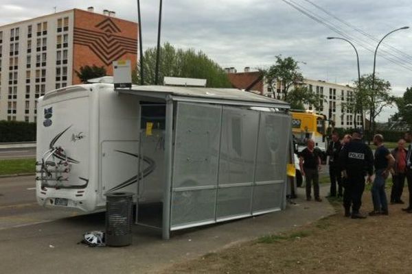 Un camping-car dans un abrisbus