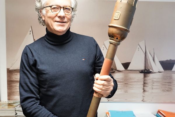 Le commissaire priseur de la maison Ruellan avec la torche de 1968. 