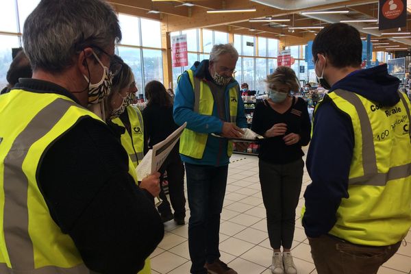 Mende - Les agriculteurs ont interpellé les directeurs de grandes surfaces sur les prix "trop bas" qu'ils appliquent sur certains produits - 23.02.21