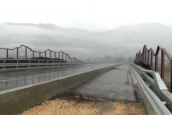 Le nouveau pont de 600 mètres enjambe la voie ferrée qui relie Grenoble à Montmélian à hauteur de Brignoud.