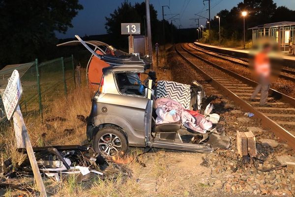 La voiturette a été coupée en deux après avoir été percutée par un TGV. Sa conductrice s'en sort miraculeusement malgré des blessures.