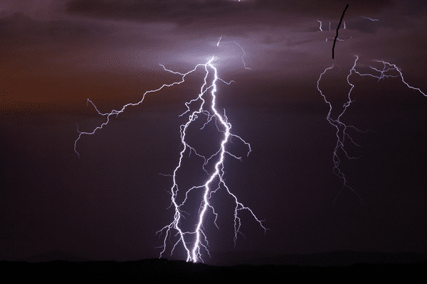 Un double impact de foudre au nord de Bourg-en-Bresse.