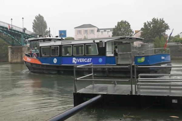 Le bateau-bus est gratuite et navigue sur la Marne.