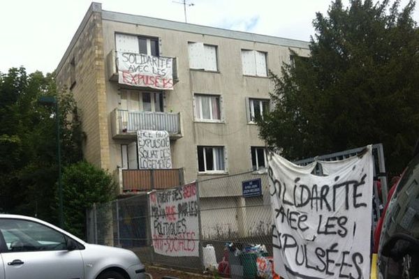 Cet immeuble abritant d'anciens logements de fonction pour les instituteurs est inoccupé depuis huit ans. La Ville réclame l'expulsion d'une quarantaine de personnes.