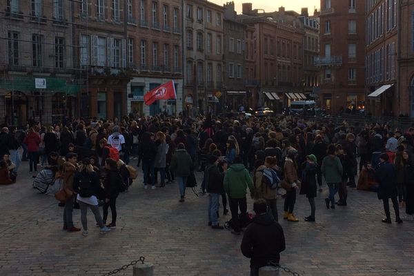 Une centaine d'étudiants s'est rassemblée vendredi soir à Toulouse