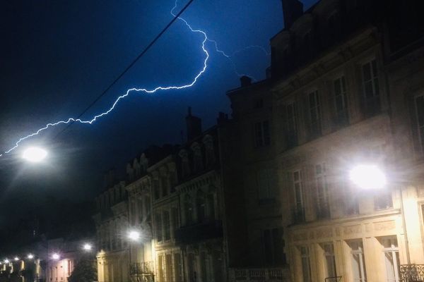 Un éclair traverse le ciel de Bordeaux.