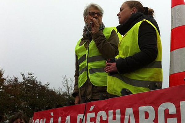 Noëlle Sandoz et Emilie Dehault, ce lundi matin devant le site GDE de Nonant-le-Pin