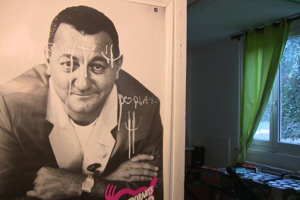 Trois cambriolages en 15 jours dans le local des Restos du cœur de la Grand-Croix. Le portrait de Coluche n'a pas été épargné.