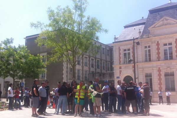 Les Federal Mogul devant la préfecture de Poitiers le 11 juin 