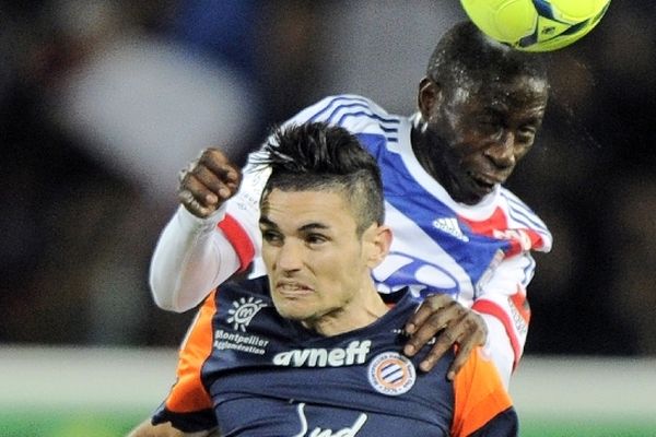 Rémy Cabella au premier plan sous le maillot bleu et orange de Montpellier