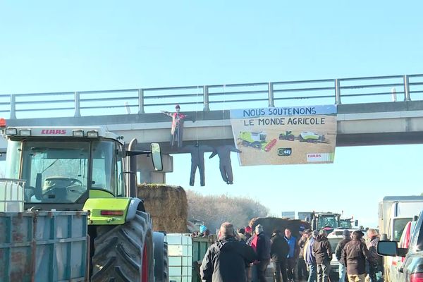 Depuis le 16 janvier les agriculteurs de la Haute-Garonne se mobilisent sur la A64. Des mannequins sont pendus sur le barrage pour dénoncer les chiffres inquiétants des suicides dans la profession.