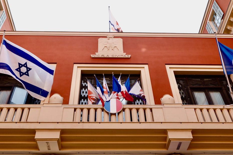 Le drapeau italien hissé en signe de solidarité au fronton de