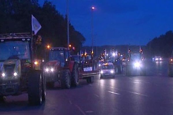 Trois cent tracteurs sont partis du parc des expositions de Chartres cette nuit , pour arriver au point du jour avec d'autres convois au péage de Saint-Arnoult dans les Yvelines. Soit 600 véhicules au total provoquant un beau  bouchon à la sortie du péage de l'A10.