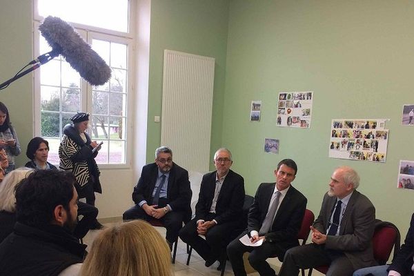 Le 10 janvier 2017 Manuel Valls, en campagne pour la primaire de la gauche, a souhaité se rendre au Centre d'Accueil et d'Orientation pour les migrants de Pessat-Villeneuve (Puy-de-Dôme). 