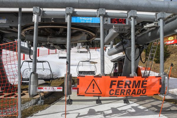 La fermeture des remontées mécaniques depuis le début de la crise du Covid-19 entraine d'importants dommages financiers dans les stations de ski des Pyrénées.