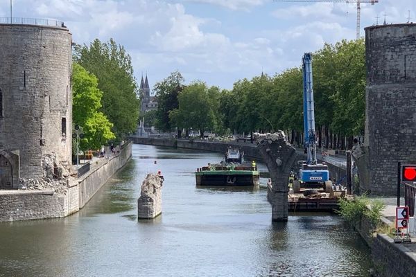 Les arches centrales du pont des Trous à Tournai ont été démolies.