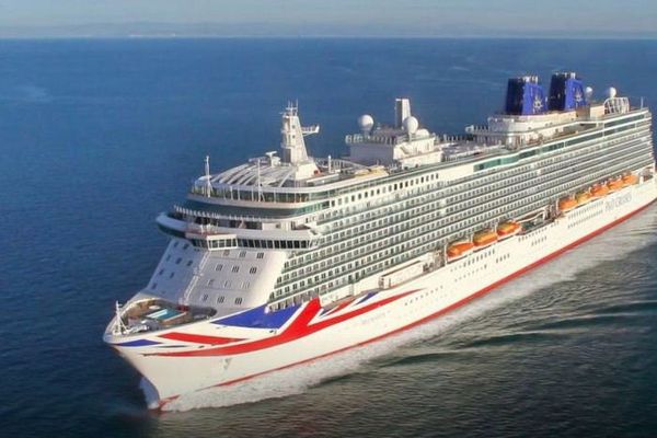 Le Britannia, 330 mètres de long et près de 4000 passagers. Une ville flottante.