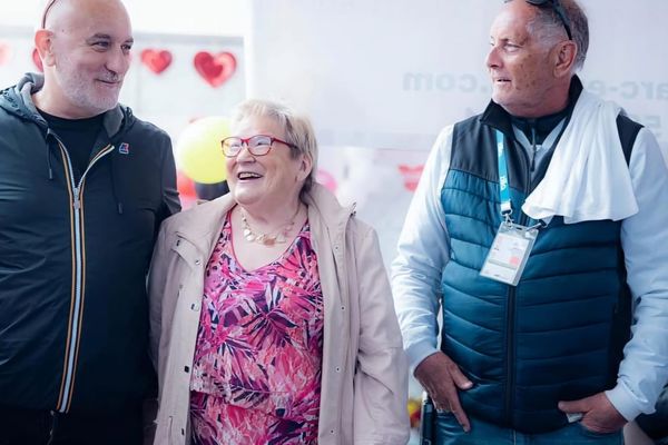 Joël Bazzali, Monique Nesme, présidente d'Arc-en-Ciel, et Jean Gour, directeur du tournoi de Calvi.