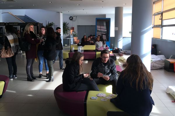 Onze étudiants ont entamés une grève de la faim dans le hall de la faculté de droit.