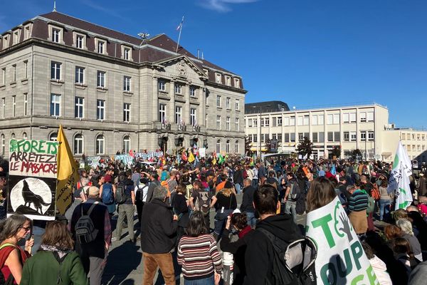 La manifestation s'est terminée devant l'hôtel de ville de Guéret par une prise de parole de la maire et d'élus écologistes au conseil régional.