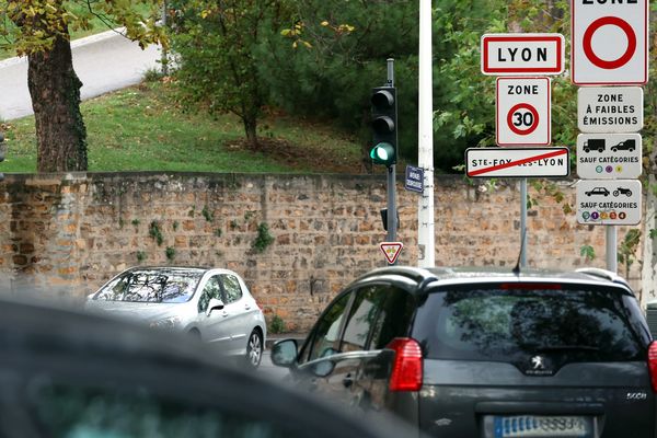 La prochaine étape de la Zone à Faibles Emissions (ZFE) à Lyon sera le 1er janvier 2025 avec l'interdiction de ciculer pour les véhicules avec les vignettes Crit'Air 3.