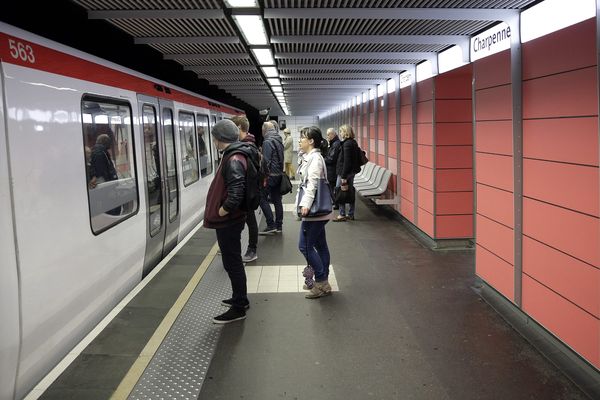 Neuf stations sont concernées, dont les quais de la station Charpenne.